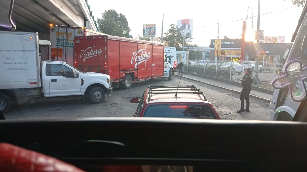 Tráiler se queda atorado sobre Paseo Tollocan y provoca afectaciones viales