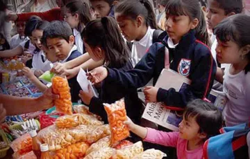 Venta de comida chatarra en una escuela pública