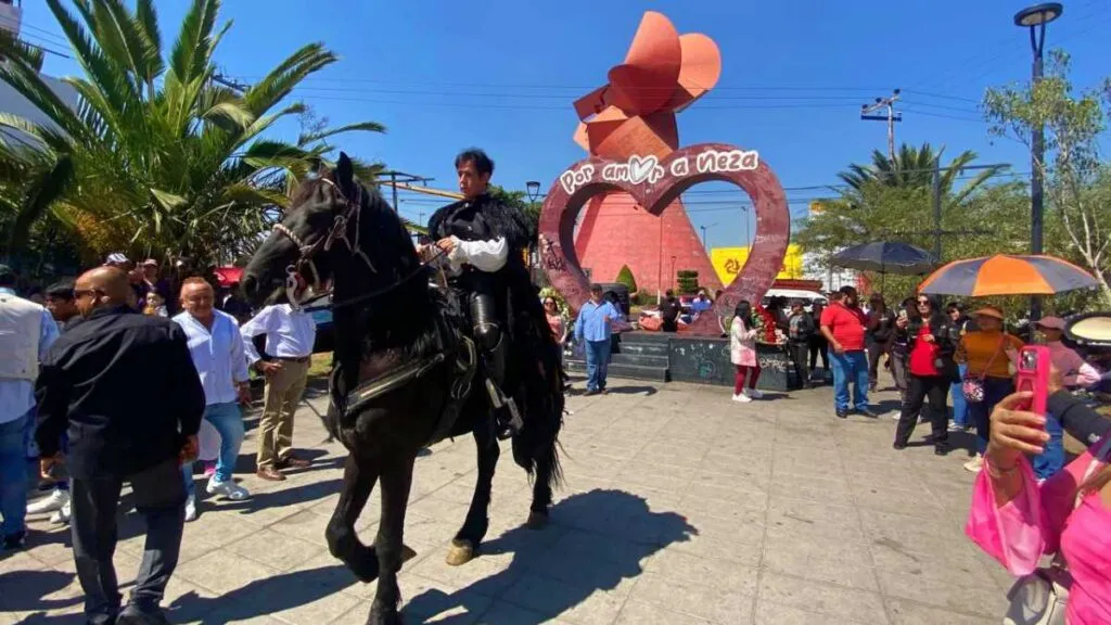 Lanzan rosas por la paz en Nezahualcóyotl