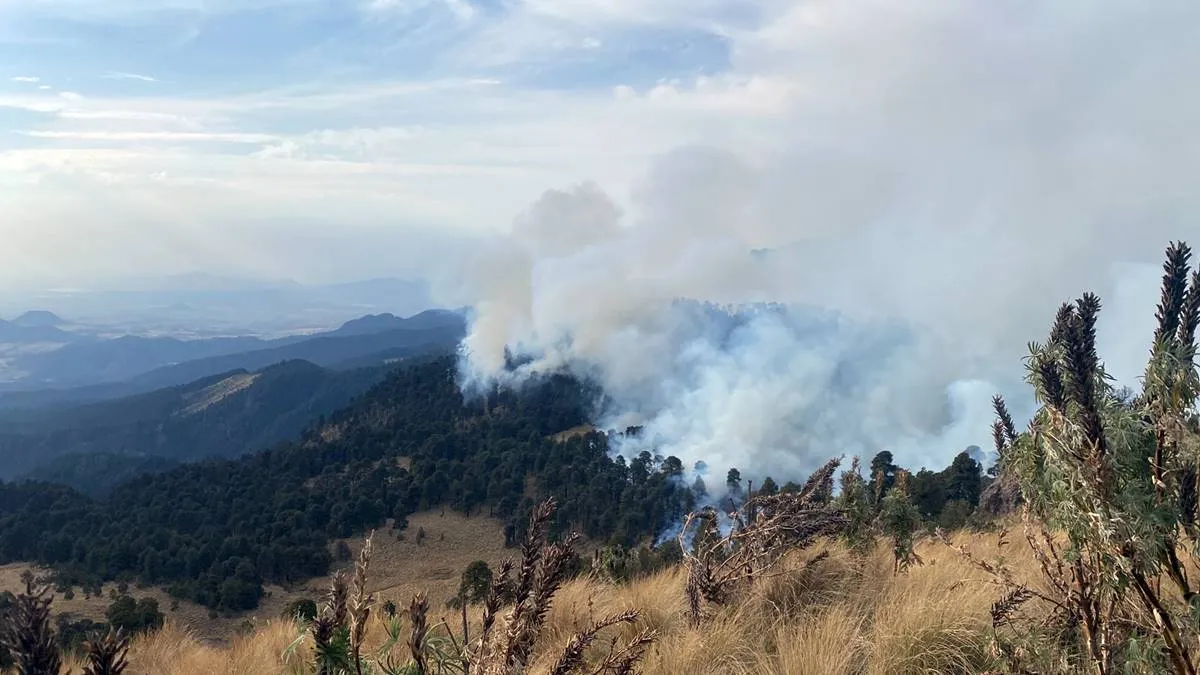 Amecameca: Comuneros de monitorean incendio en zona del Izta- Popo