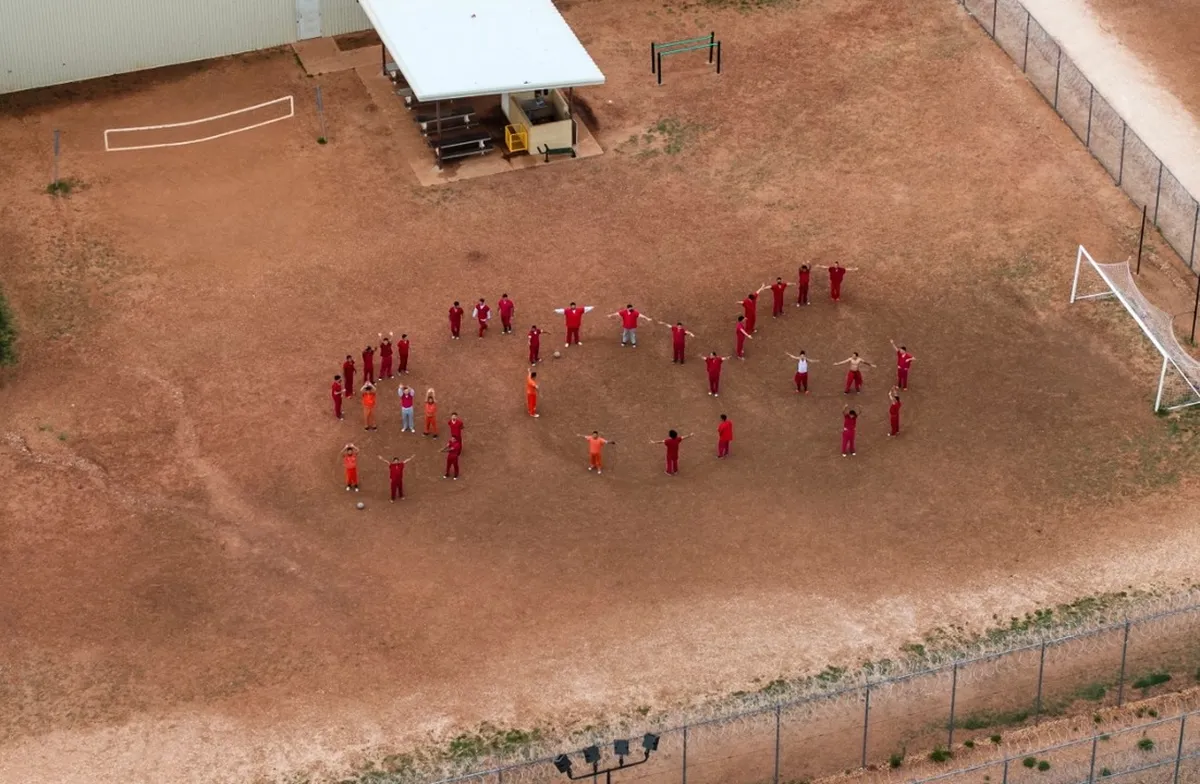 Migrantes en espera de deportación piden ayuda en mensaje visible desde el cielo