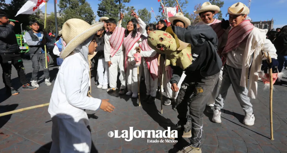 Carnavaleros de San Andrés Cuexcontitlán, llenan a Toluca de baile