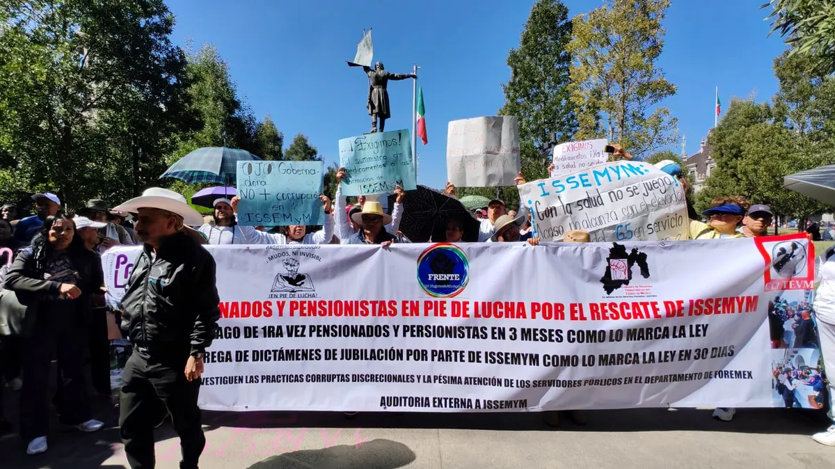 Marchan jubilados del ISSEMYM, hartos de la falta de medicamentos