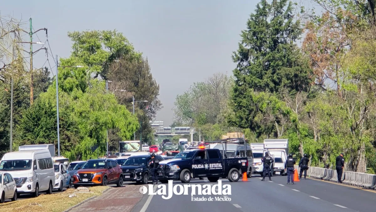 El percance provocó el cierre del carril central en dirección a la Ciudad de México, generando una fuerte carga vehicular en la zona.