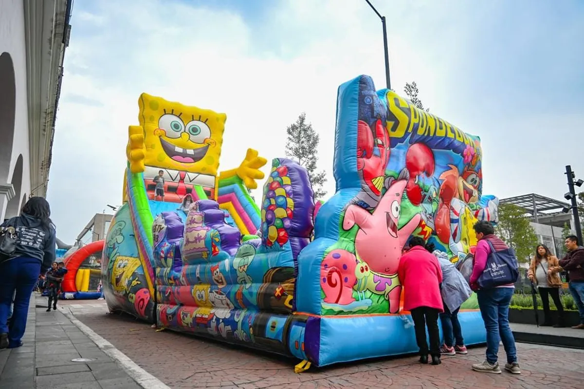 Mexiquenses disfrutan de sus vacaciones en el Centro de Toluca