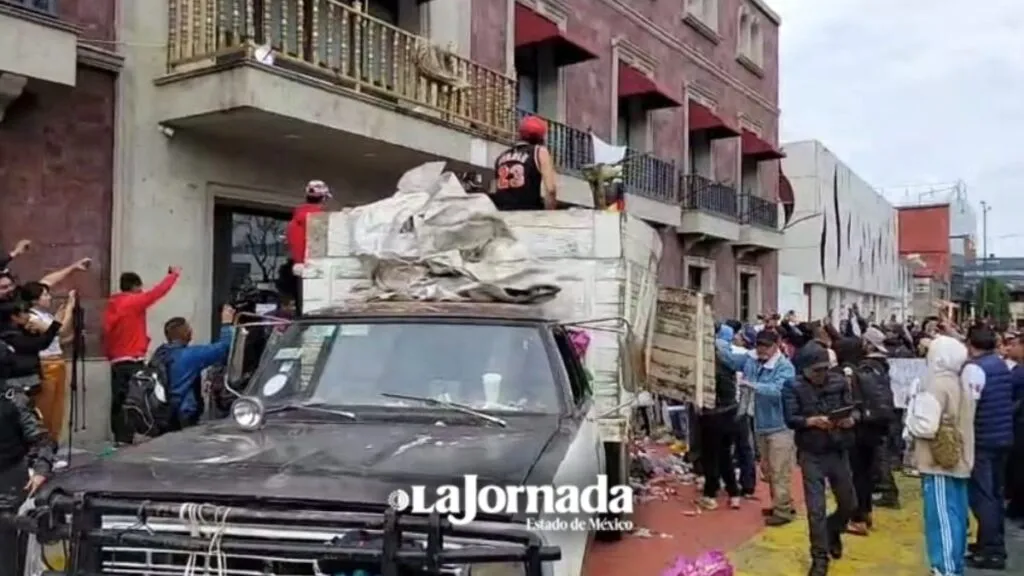 Recolectores de basura bloquean vialidades y colapsan Ixtapaluca, denuncian corrupción
