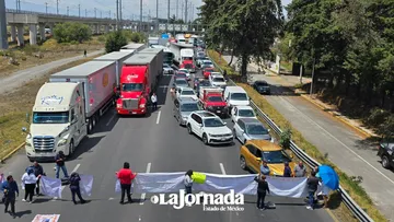 Manifestantes liberan la México-Toluca tras bloqueo