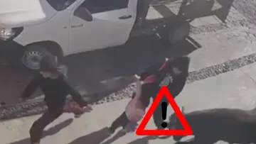 Toro embiste a niña de cinco años luego de escapar de un corral; el ataque dejó varios heridos en Querétaro.