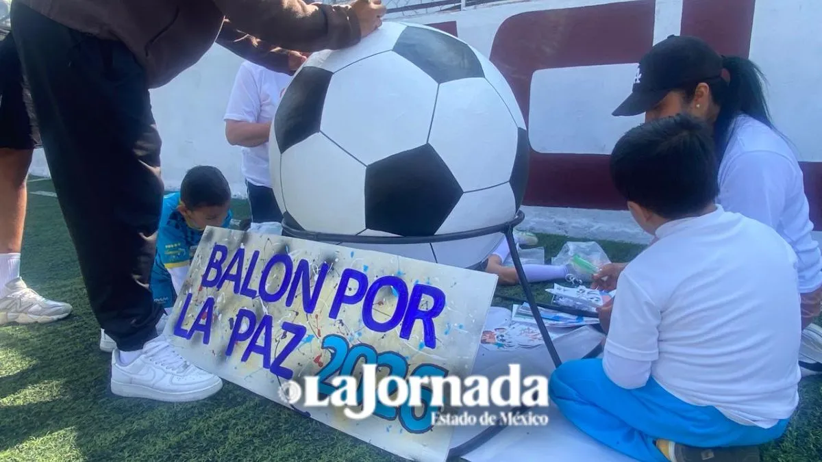 Niños con capacidades diferentes crean “Balón de la Paz” en Neza