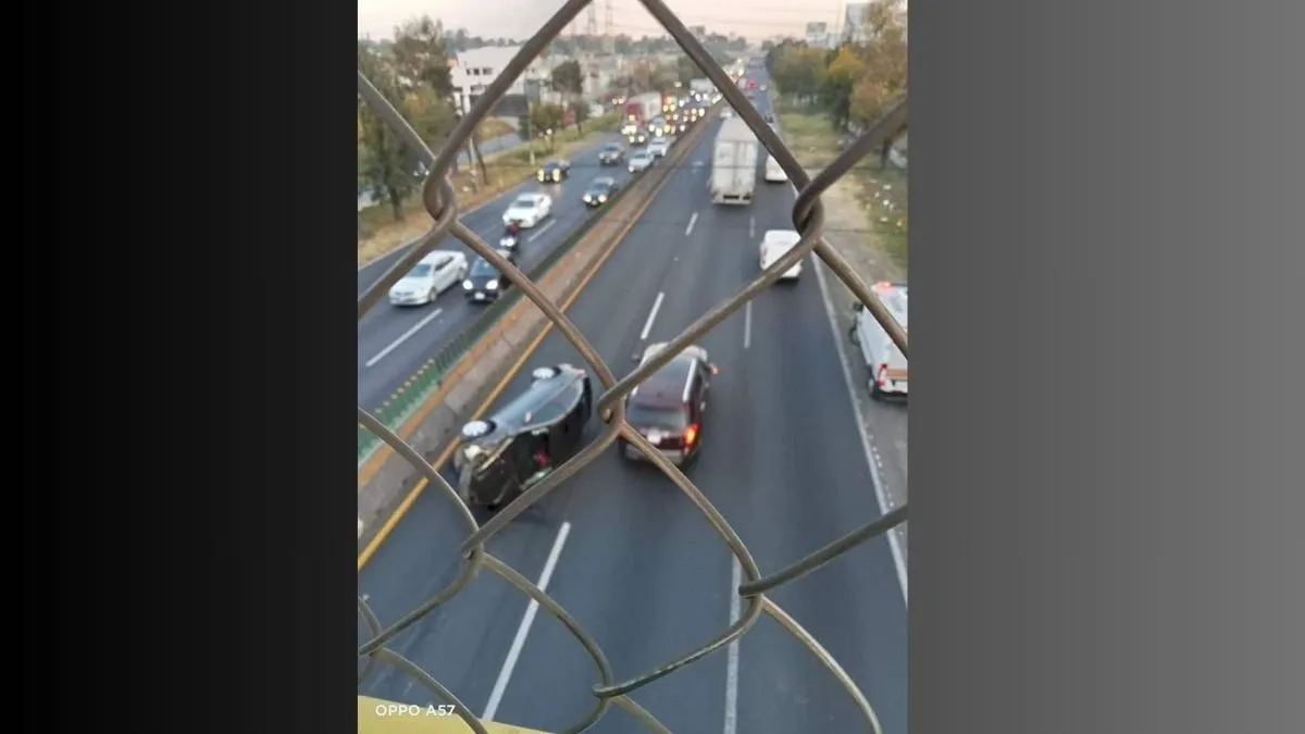 México Querétaro: Se registra volcadura de un auto sobre la autopista