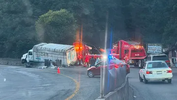 Continúan las afectaciones viales en la México-Toluca por retiro de camión