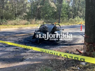 Se impacta contra un árbol y se calcina en la carretera Toluca-Zitácuraro