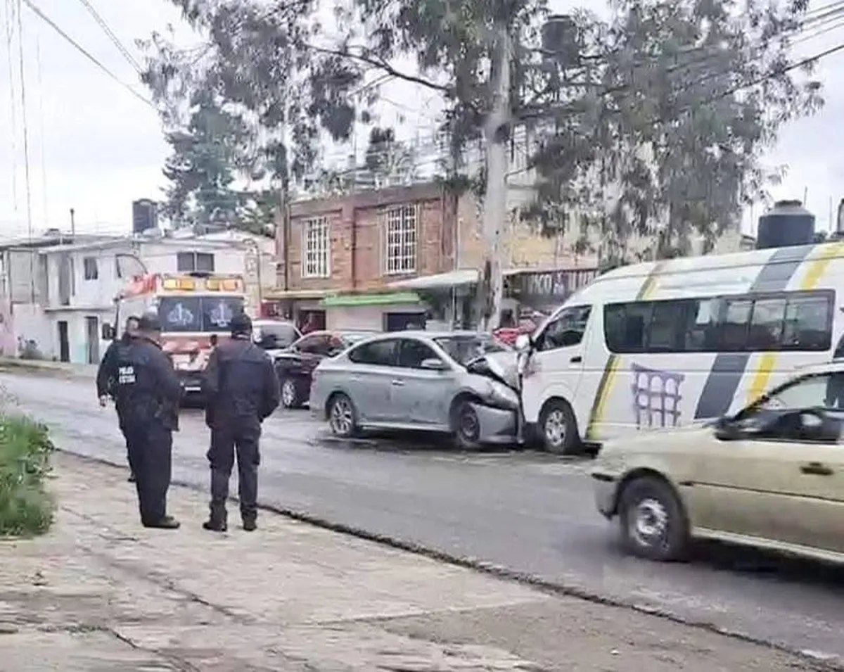 Cuautitlán Izcalli: Un lesionado tras choque entre un auto particular y una combi