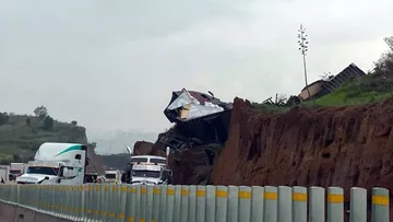 Toluca- Naucalpan: Vuelca tráiler, rampa no fue suficiente