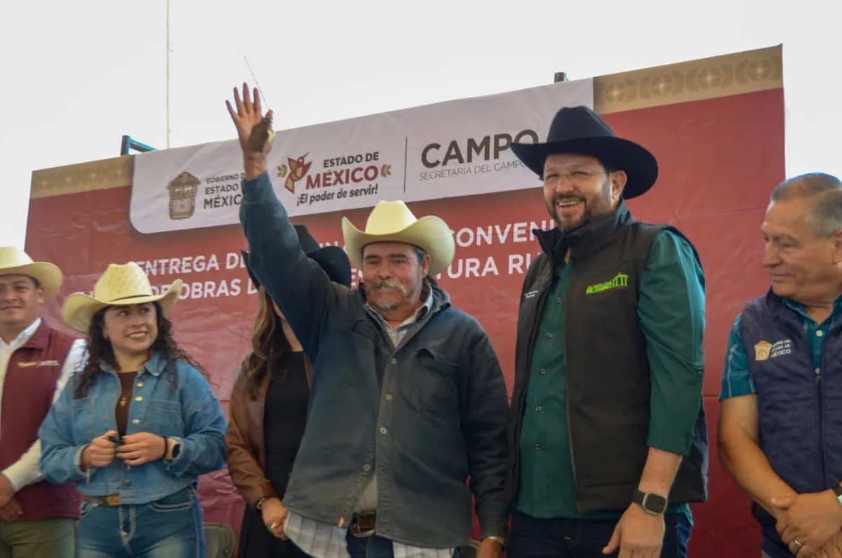 Moderniza Adolfo Solís el campo de Almoloya de Juárez con entrega de tractor, dron agrícola y cosechadora