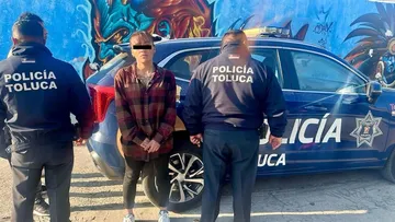 Caen tres por robo en secundaria de Toluca; recuperan equipo audiovisual.