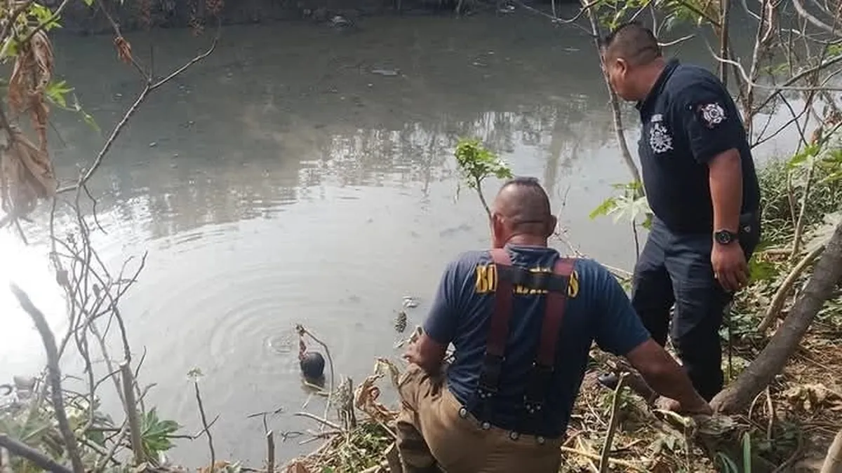 Bomberos de Cuautitlán rescatan a hombre que cayó al canal Emisor Poniente