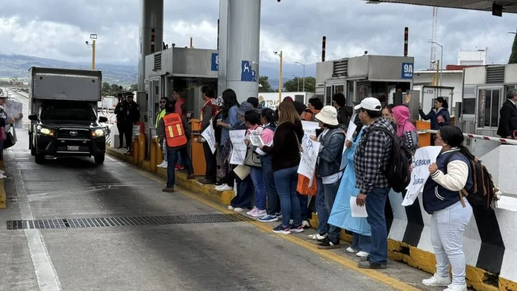 Maestros de la CNTE toman caseta 7 de la México-Puebla