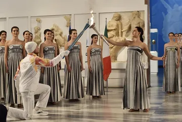 [VIDEO] Encienden antorcha olímpica de Milán Cortina 2026 en ceremonia bajo techo