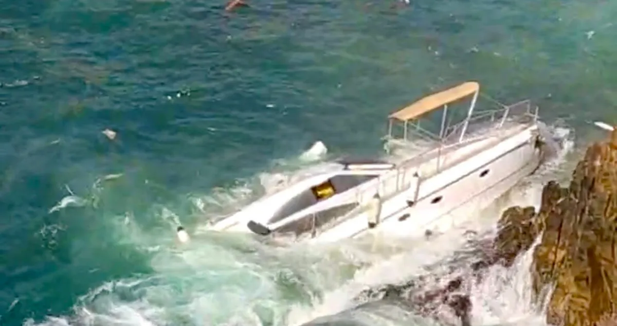 [VIDEO] Yate de lujo se hunde en Acapulco tras chocar en La Quebrada 