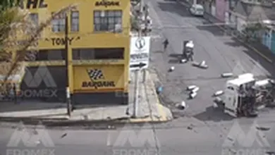Vuelca camioneta gasera en Neza