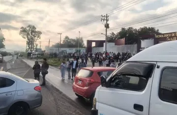 Alumnos del TES de Chalco van a paro indefinido y bloquean vialidad por asaltos armados