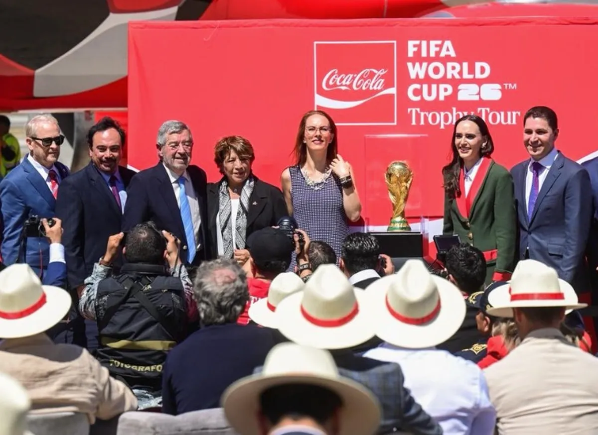 La gobernadora de la entidad, Delfina Gómez, junto al canciller Juan Ramón de la Fuente, dieron la bienvenida al trofeo de la Copa Mundial de Futbol. Foto Especial