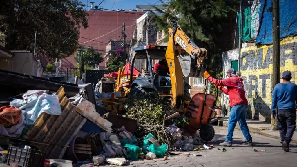 Alcalde de Coacalco se reúne con víctimas de explosión; continúan labores entre escombros