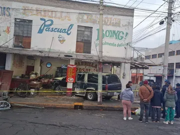 Conductor choca contra pozolería en Nezahualcóyotl