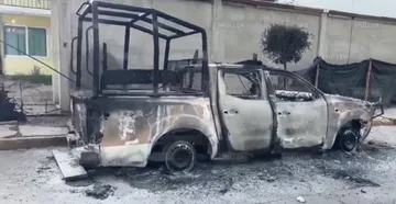 Incendian patrulla frente a casa de la alcaldesa de Nextlalpan; reportan un fallecido