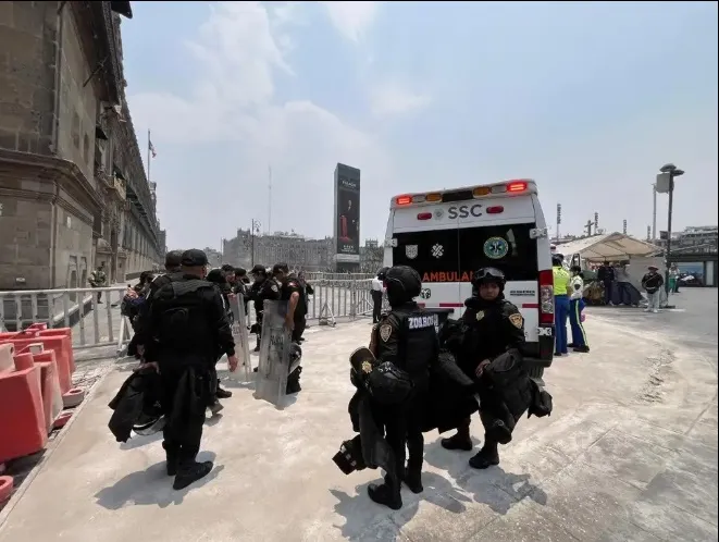Supuestos normalistas lanzan petardos a Palacio Nacional por caso Ayotzinapa