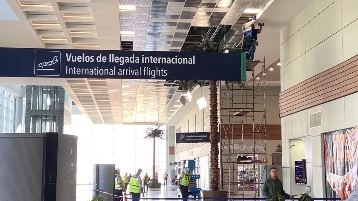 Se desprenden plafones del techo del AIFA