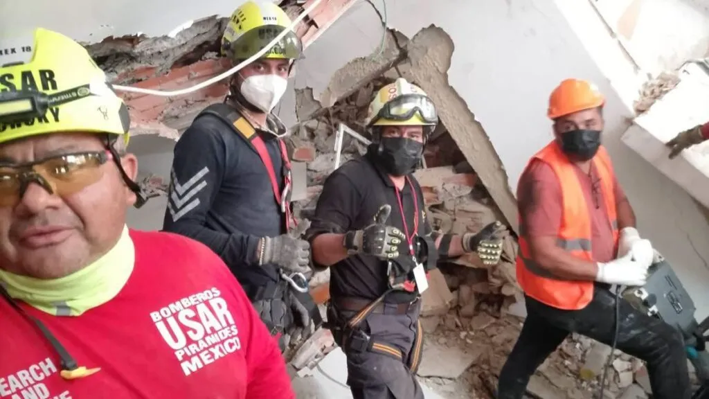 Bomberos voluntarios de San Martín de las Pirámides hacen labores de rescate en Venezuela