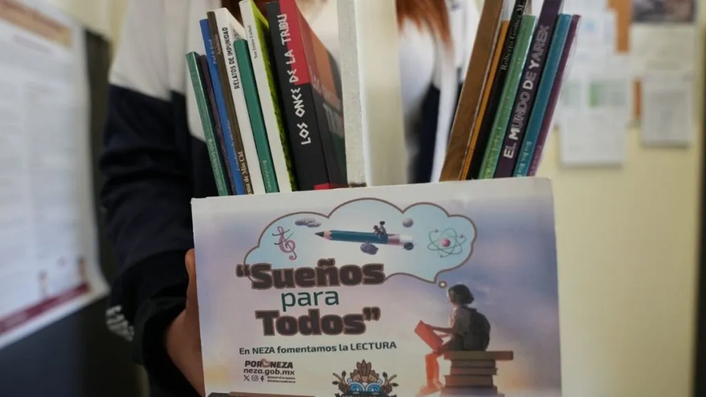 Escuelas de Nezahualcóyotl reciben libros como regalo