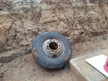 ¡Llanta voladora! Tráiler pierde rueda y daña casa en Edomex