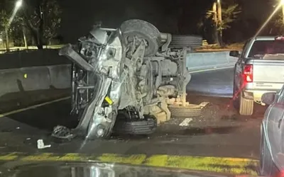 Auto vuelca en la México-Toluca