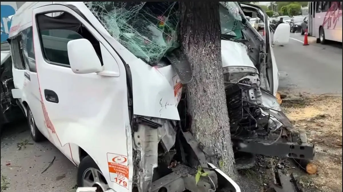 Diez lesionados deja choque de combi contra árbol en Tlalnepantla