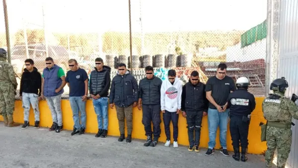 Autoridades trasladan a miembros de Los 300 al penal