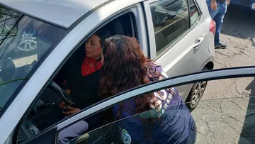 Automovilista atrapada en bloqueo es atendida por paramédicos