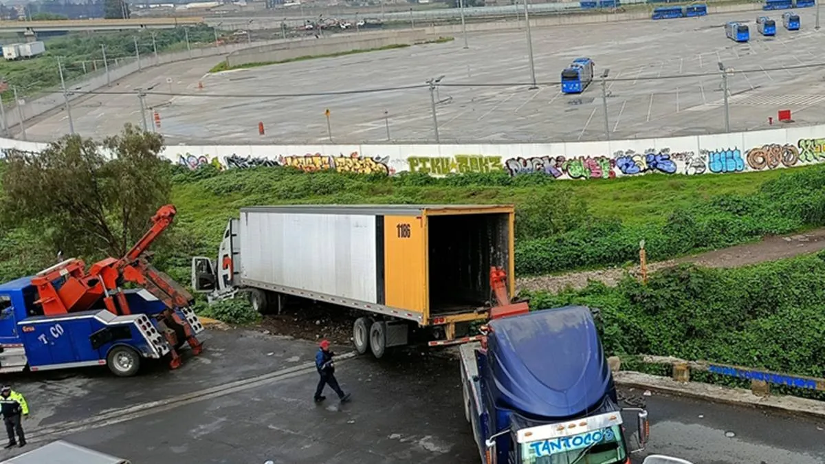 Tráiler choca frente a depósito de Trolebús en Chalco