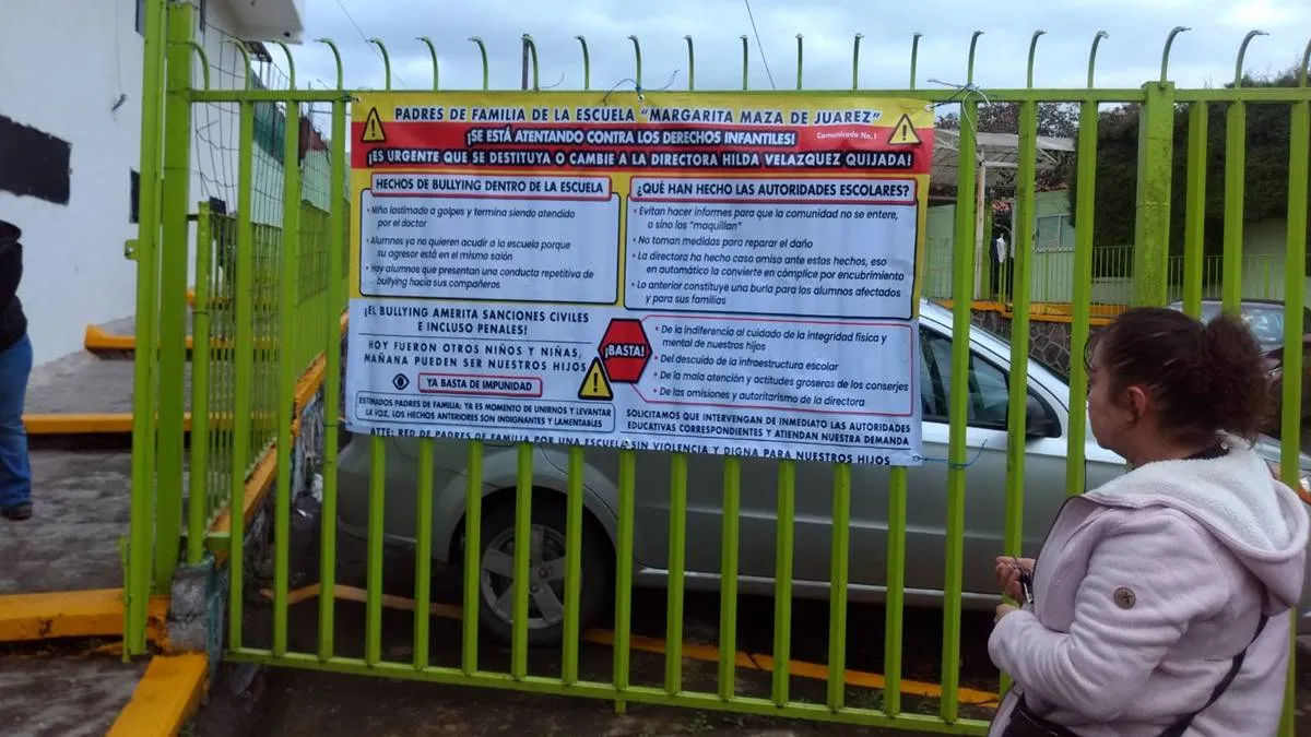 Padres de familia exigen renuncia de directora en primaria de Toluca