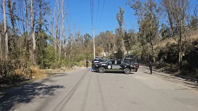 De acuerdo con los primeros reportes, los cuerpos presentaban impactos de arma de fuego, lo que generó una fuerte movilización policíaca en la zona.