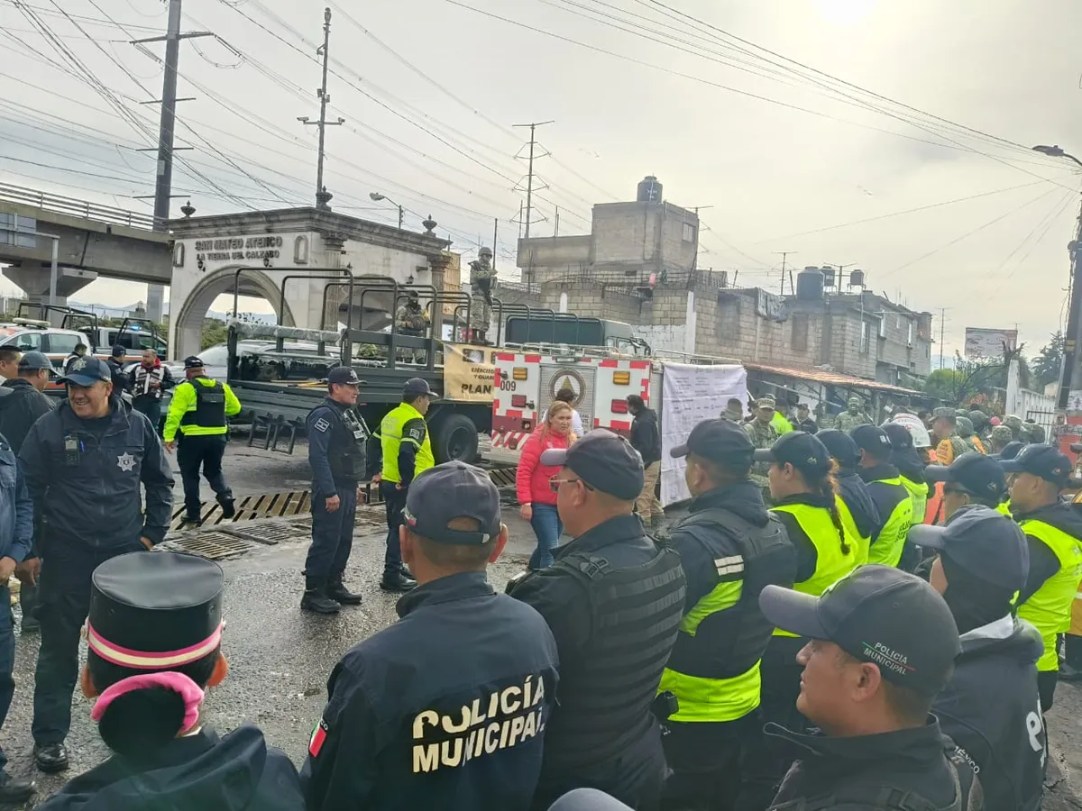 Elementos de seguridad del Edomex auxilian a personas afectadas por las lluvias