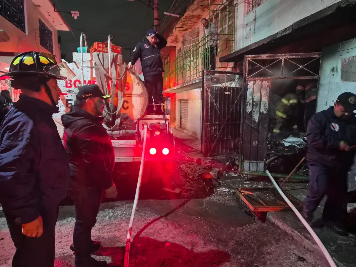 Bomberos de Ecatepec sofocan incendio en vivienda