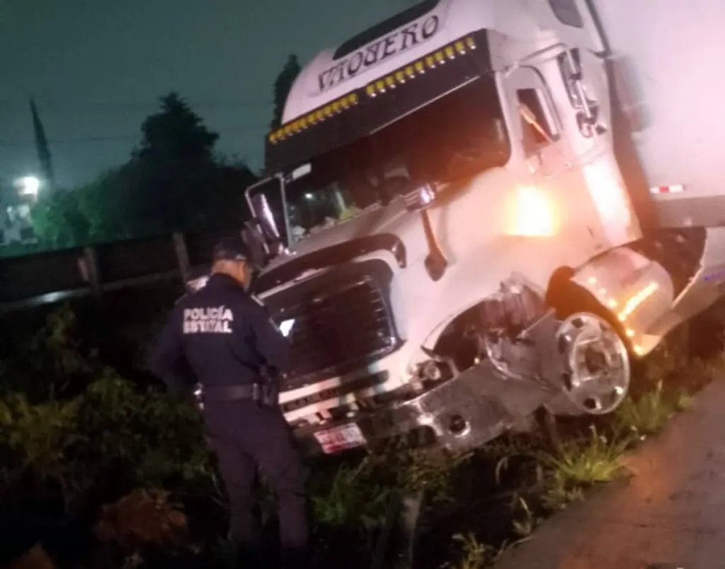 Tráiler volcado paraliza la Autopista México-Querétaro a la altura de Coyotepec