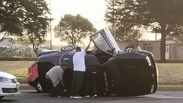 Auto termina volcado en la carretera Toluca-Palmillas