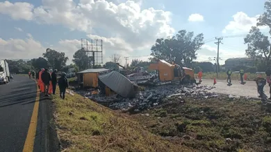 Tráiler con cerveza vuelca en la México–Pirámides
