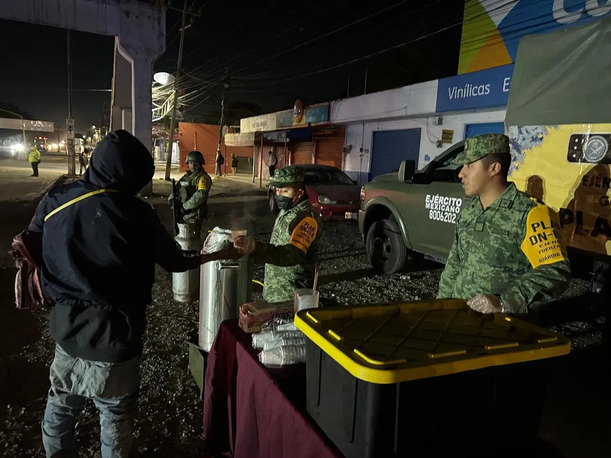 Tras el frío registrado en Tecámac y Zumpango , habitantes vulnerables recibieron bebidas calientes y cobijas.