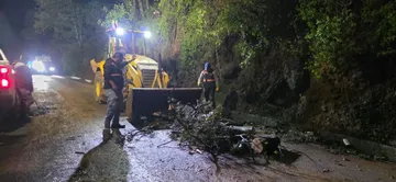 Continúa cerrada la carretera Río Hondo-Huixquilucan tras caída de árbol y rocas