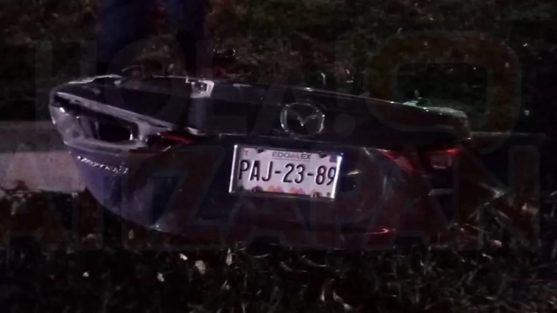 Atizapán: Se voltea auto sobre Boulevard Adolfo López Mateos